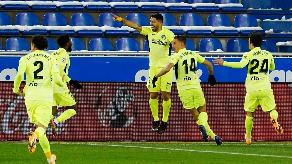 Suárez guía al Atlético al liderato