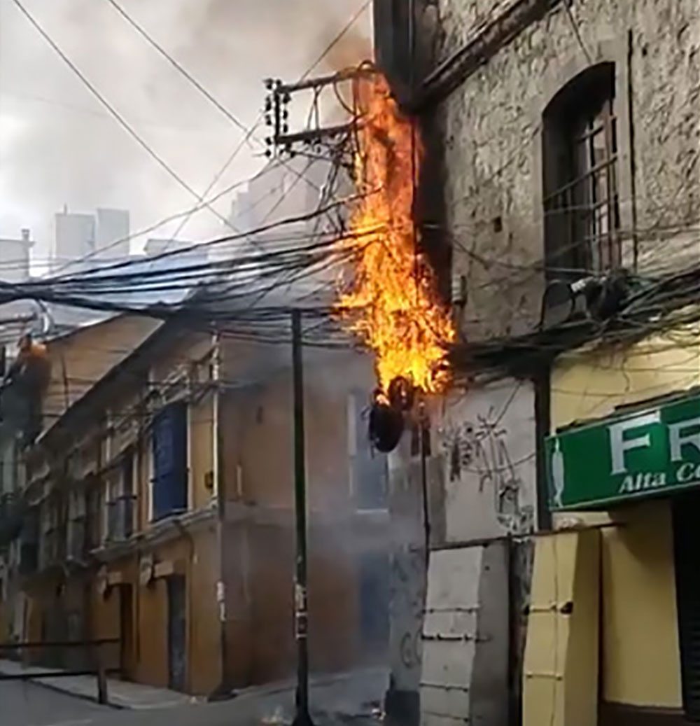 Maraña de cables provoca  incendio en centro paceño