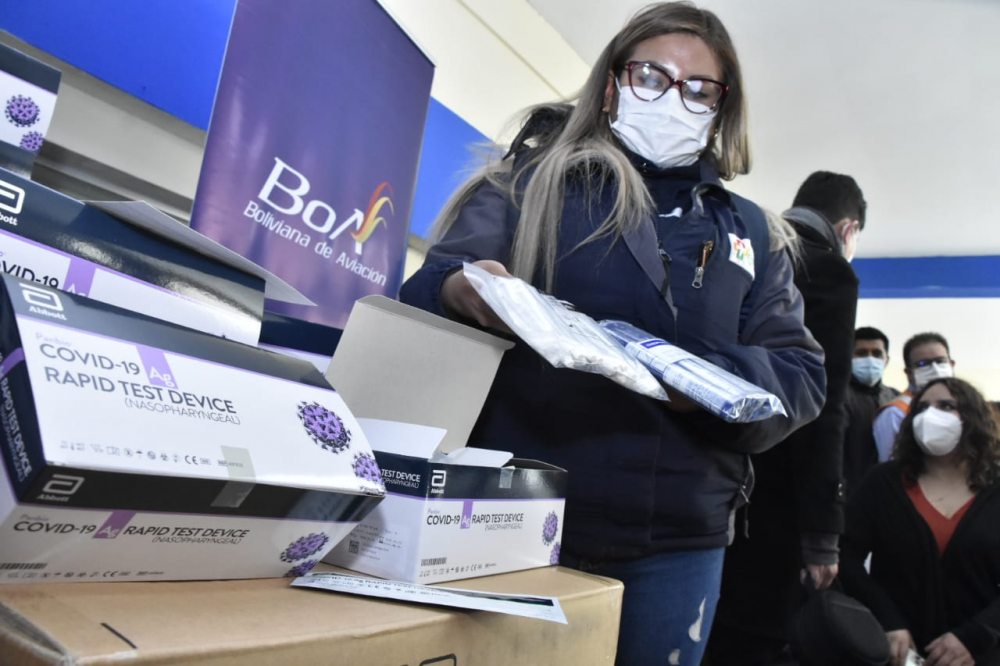 Bolivia recibe lote de 650 mil pruebas de antígeno nasal