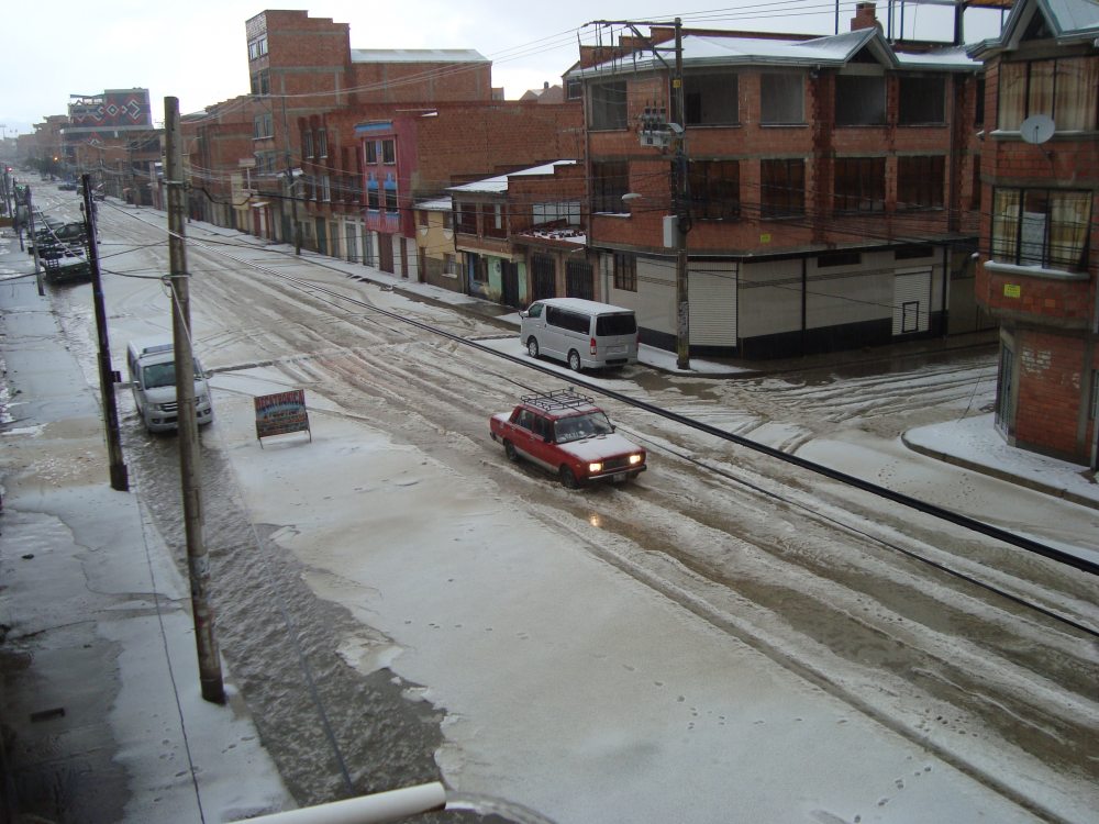 Lluvia y granizo inundaron  calles y avenidas de El Alto
