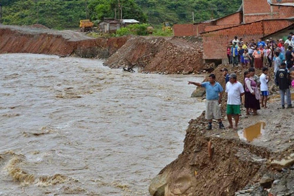 Fuertes lluvias dejan 13 familias afectadas por desborde de ríos