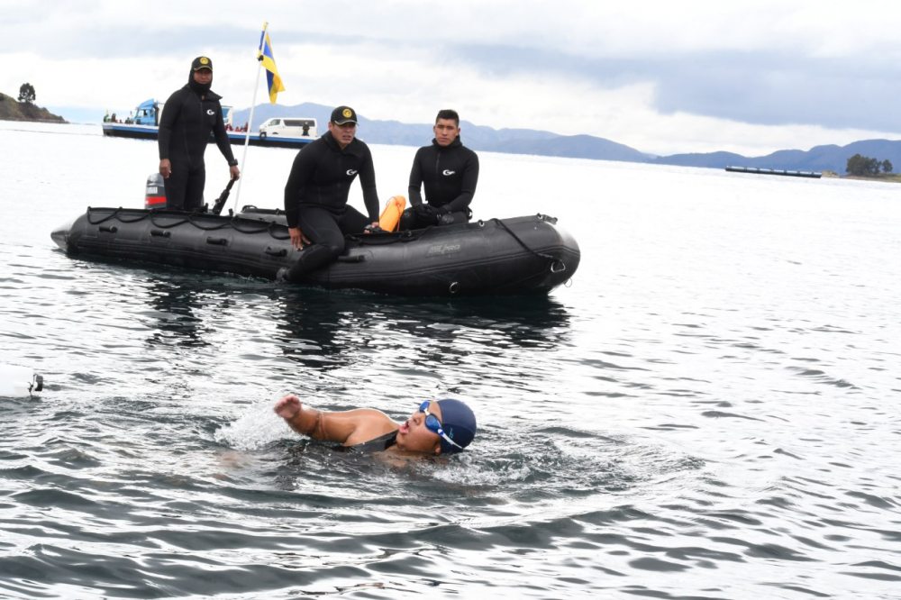 Sargentos navales cruzaron  estrecho de Tiquina a nado