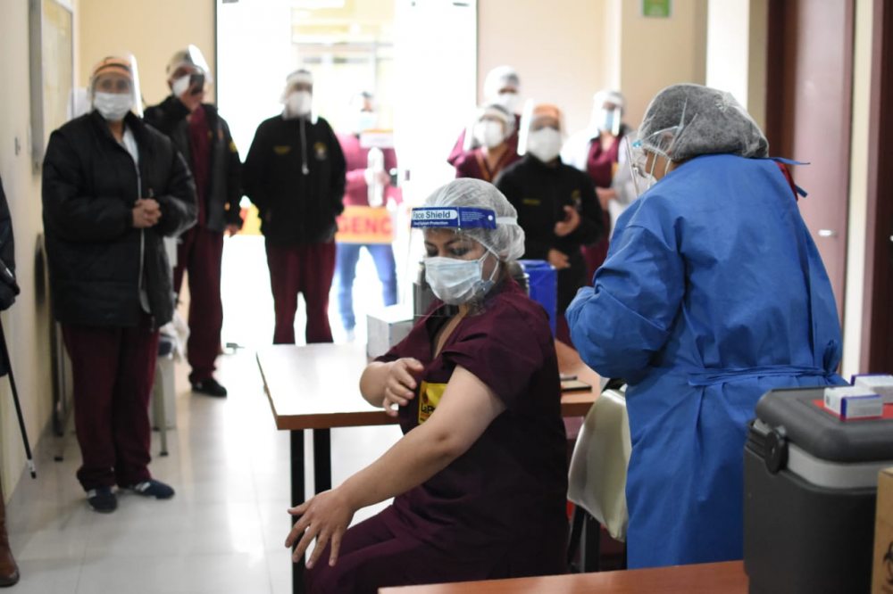 Médicos y enfermeras son  vacunados con Sputnik V