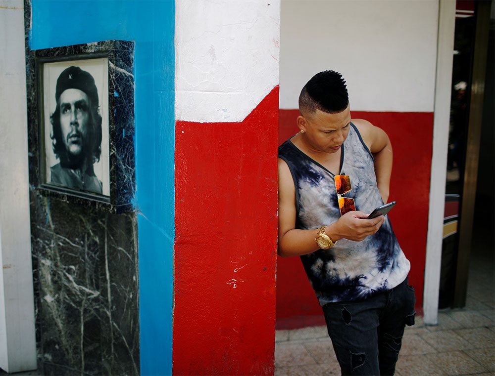 Reportan apagón total de internet y telefonía en Cuba