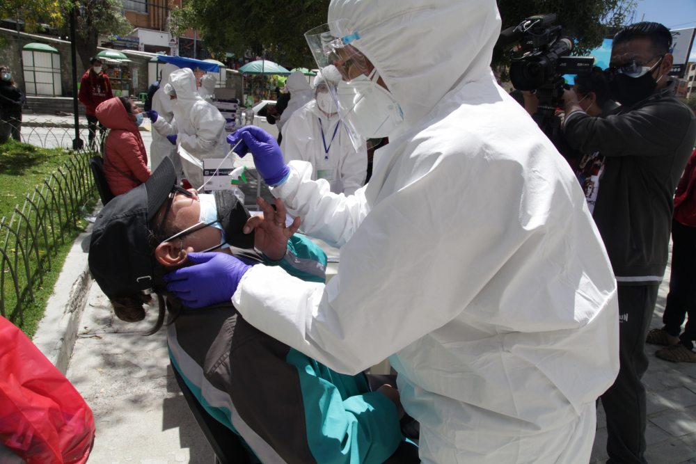 Realizan pruebas de antígeno  nasal en 10 zonas de El Alto