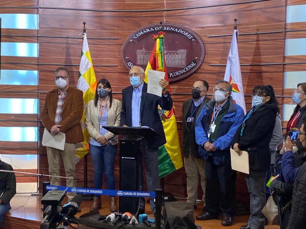 Denuncian que Gobierno intenta  eliminar el escudo de Bolivia