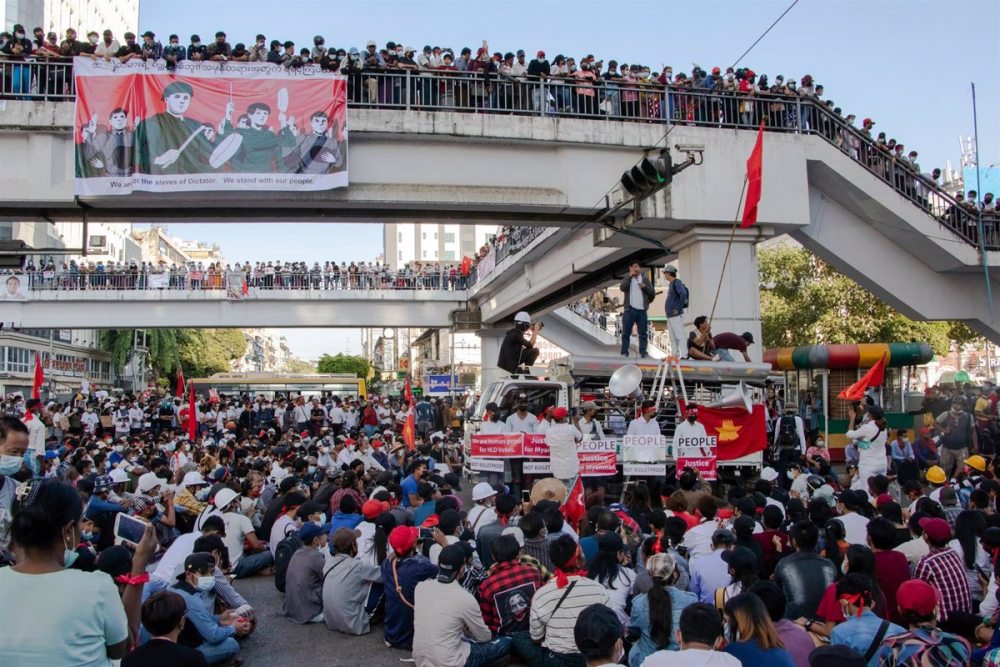Multitudinaria protesta contra  golpe de Estado en Birmania
