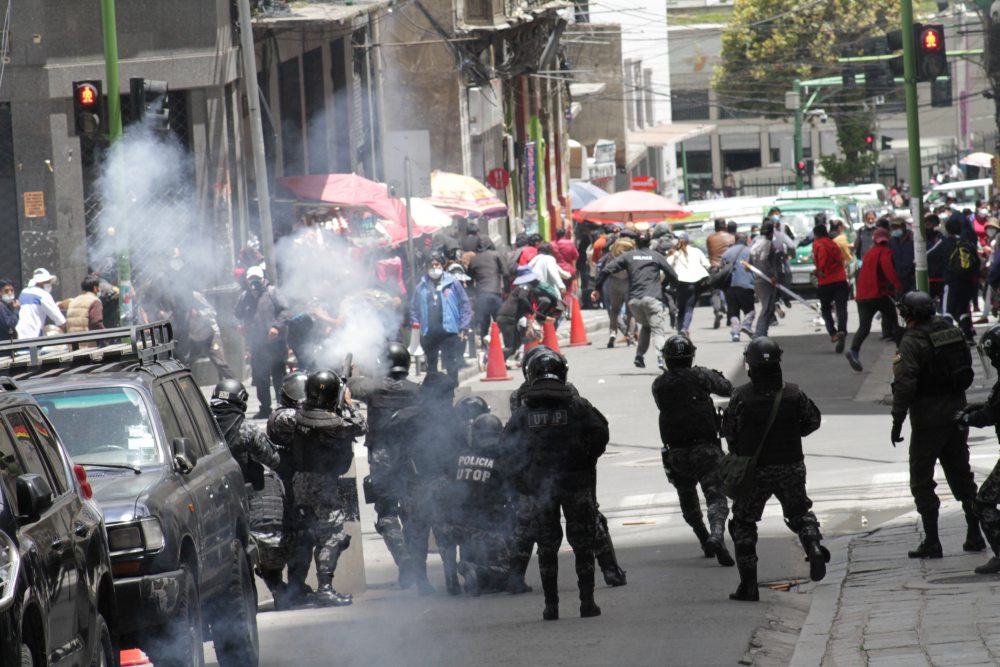 Enfrentamientos en centro de urbe paceña causan heridos