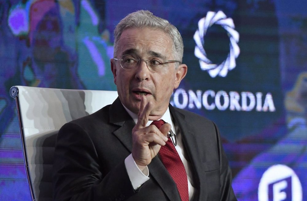 Fiscalía solicita sobreseimiento  a favor del expresidente Uribe