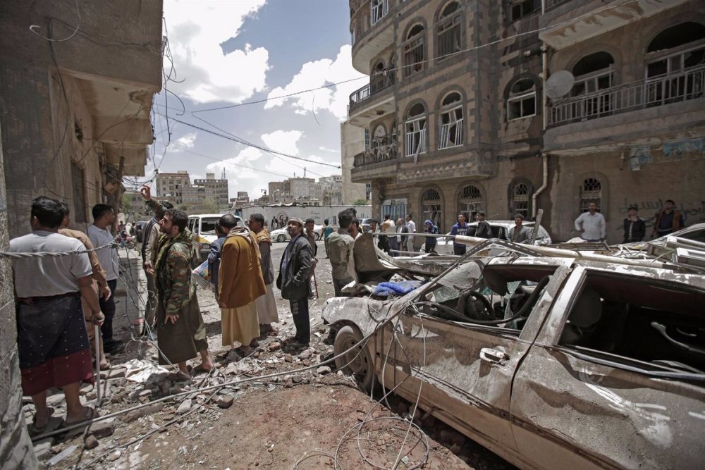 Arabia Saudí bombardea capital de Yemen