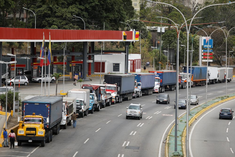 Venezuela raciona diésel a transportistas