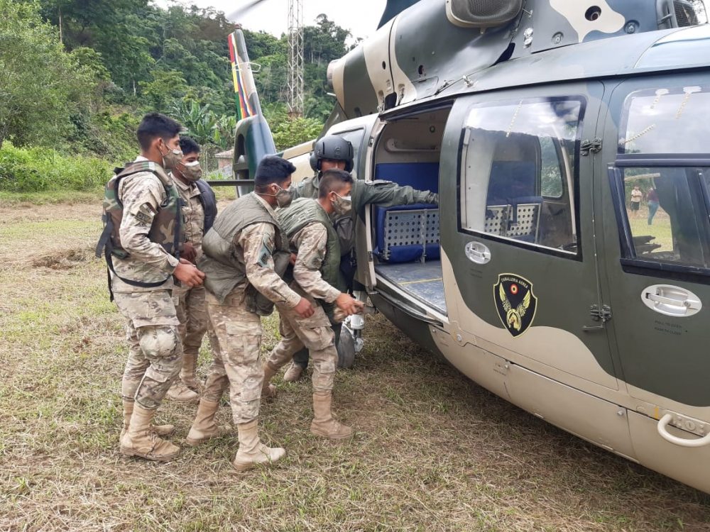 Relevo helitransportado en puestos militares con Perú