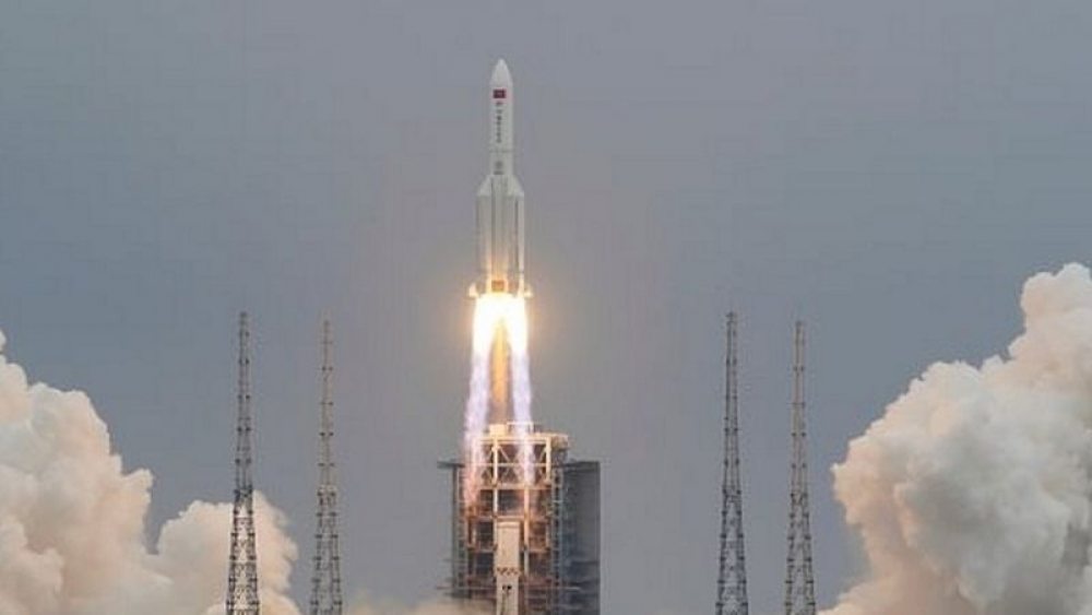 Restos de cohete chino avanzan sin control y caerán sobre la Tierra