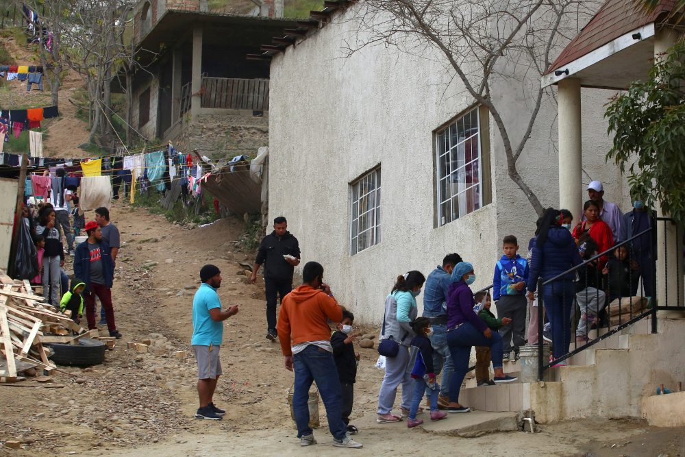 Migrantes son vacunados por primera vez en México