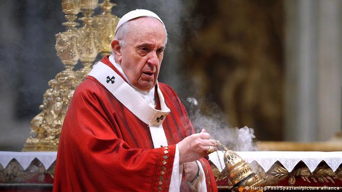 Vaticano reforma leyes para  abusos contra menores y adultos