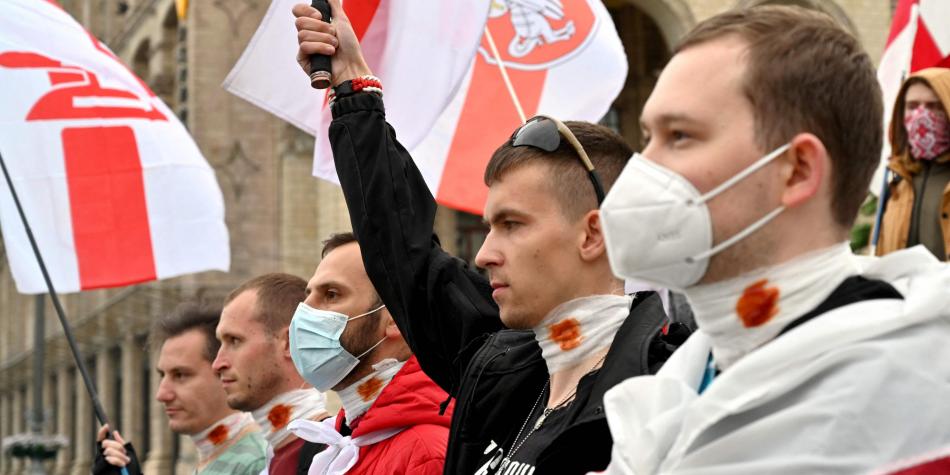 Activista opositor bielorruso intenta cortarse el cuello