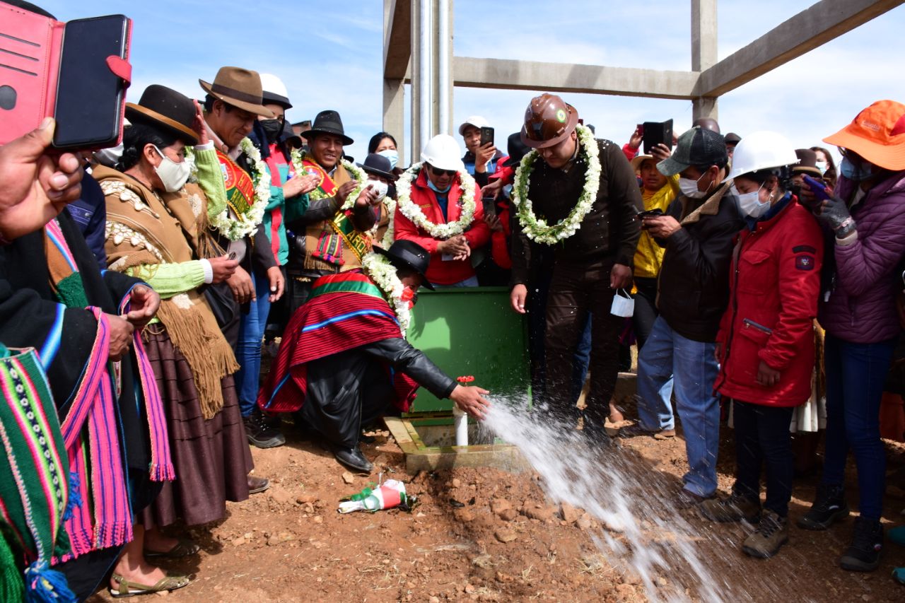 Gobernación inaugura  agua potable en Collana