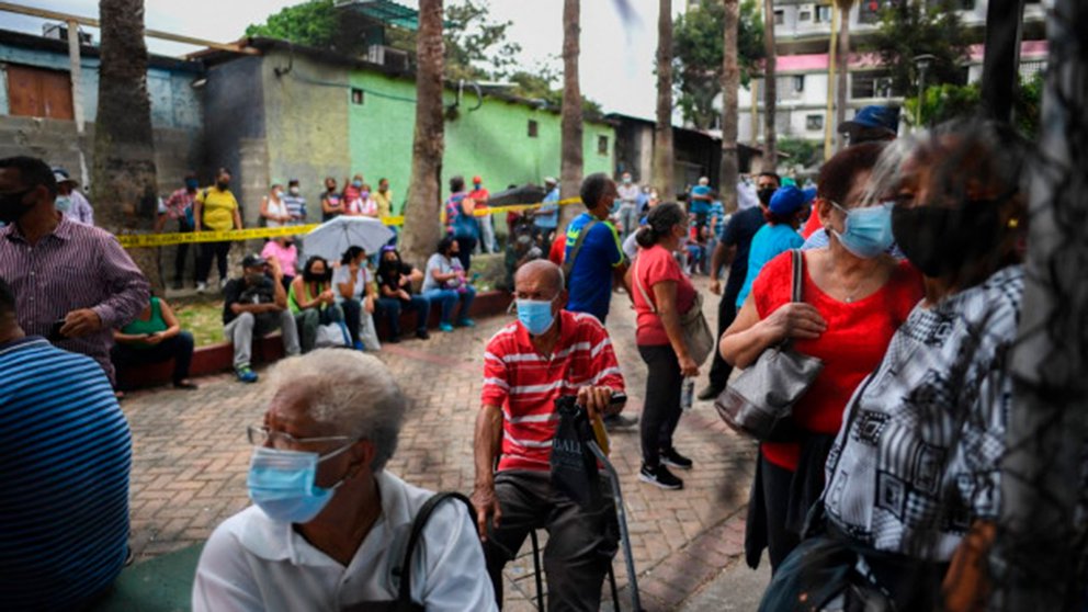 Continúa caos en los centros de vacunación en Venezuela