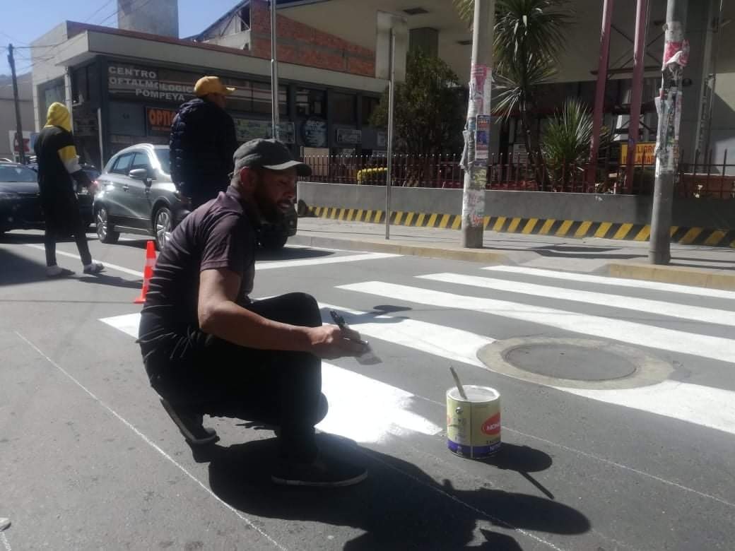 Valoran trabajo de venezolanos pintando calles de urbe paceña
