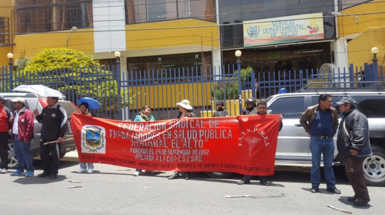 Trabajadores en salud en huelga de hambre por despidos en El Alto