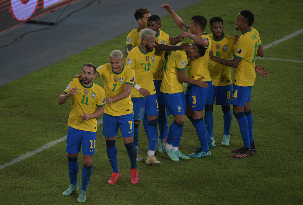 Brasil golea y pasa a octavos