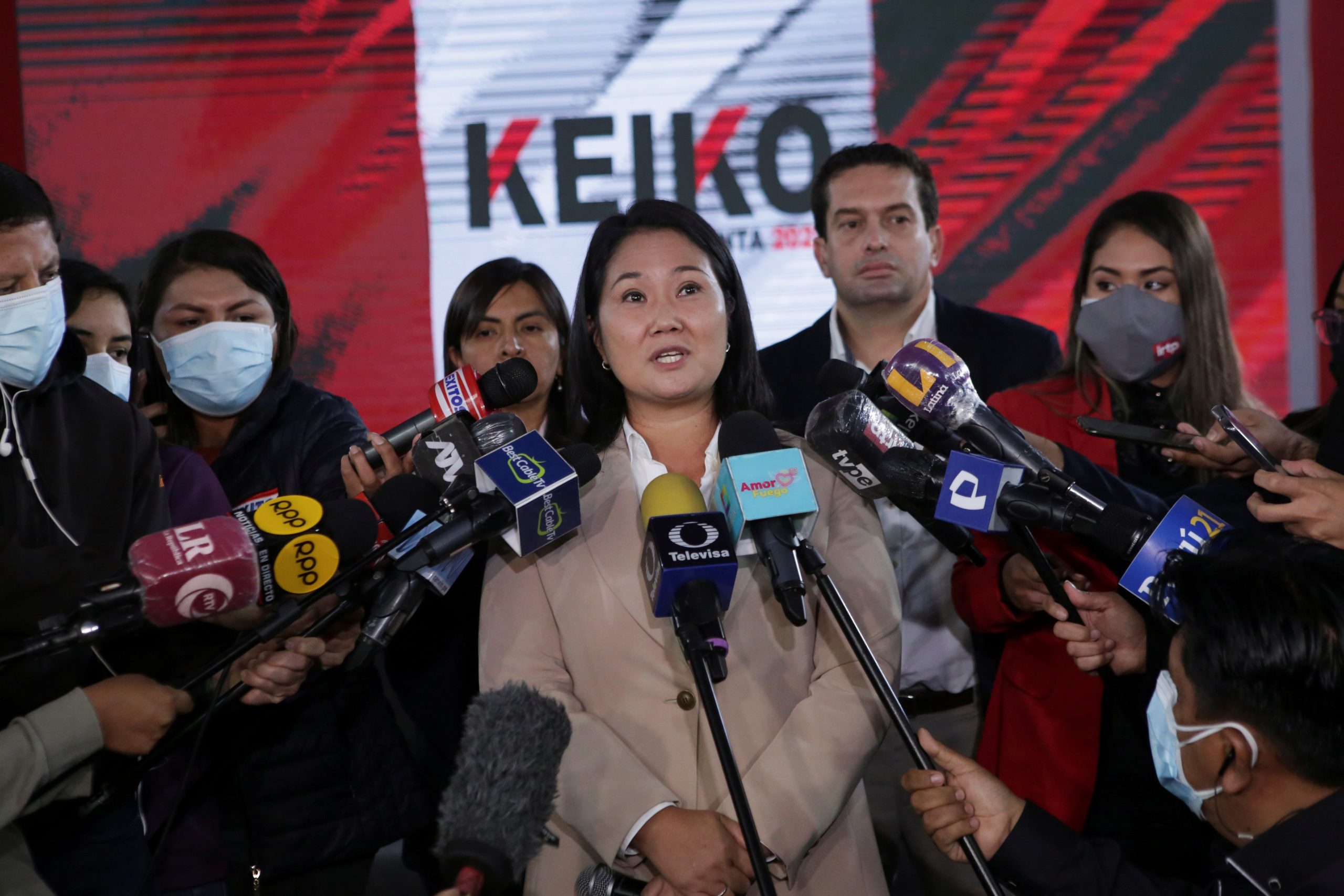 Castillo y Fujimori esperan  desenlace electoral en Perú
