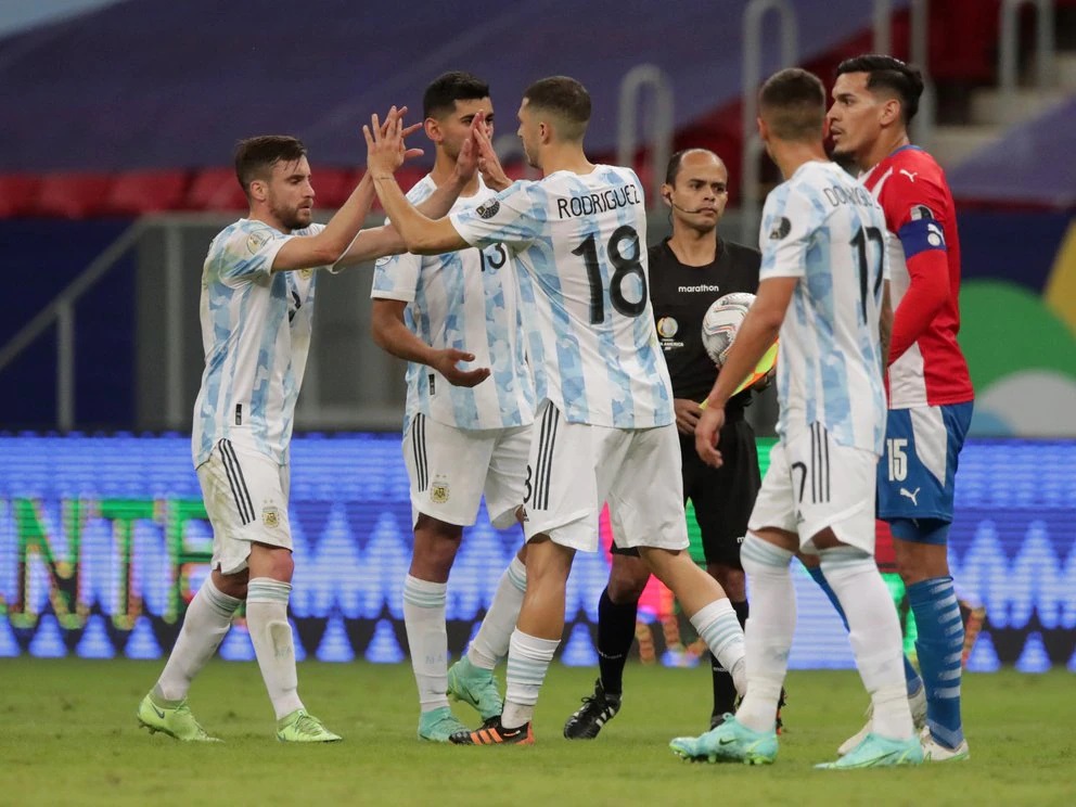 Argentina gana con lo justo para ser líder del grupo A