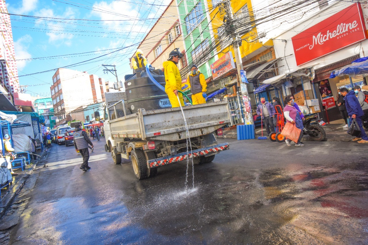 Lavan y desinfectan sectores  comerciales en Max Paredes