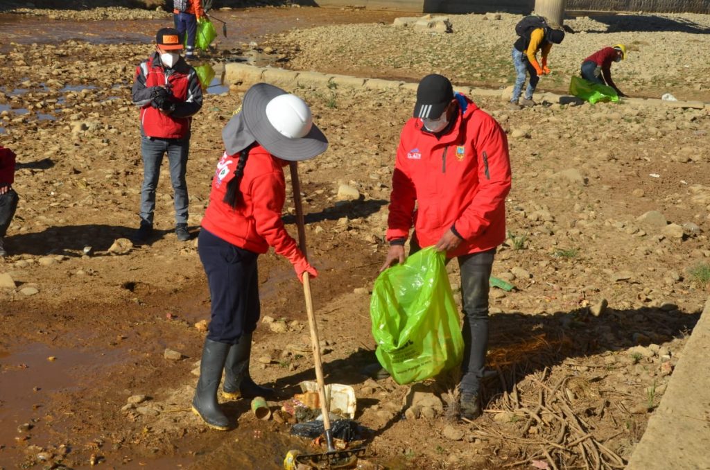 Alcaldesa encabezó limpieza  de ríos Seco y Sek’e en El Alto