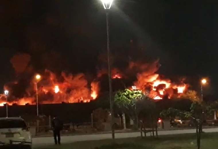 Alarma por incendio de magnitud en  una fábrica por el Parque Industrial