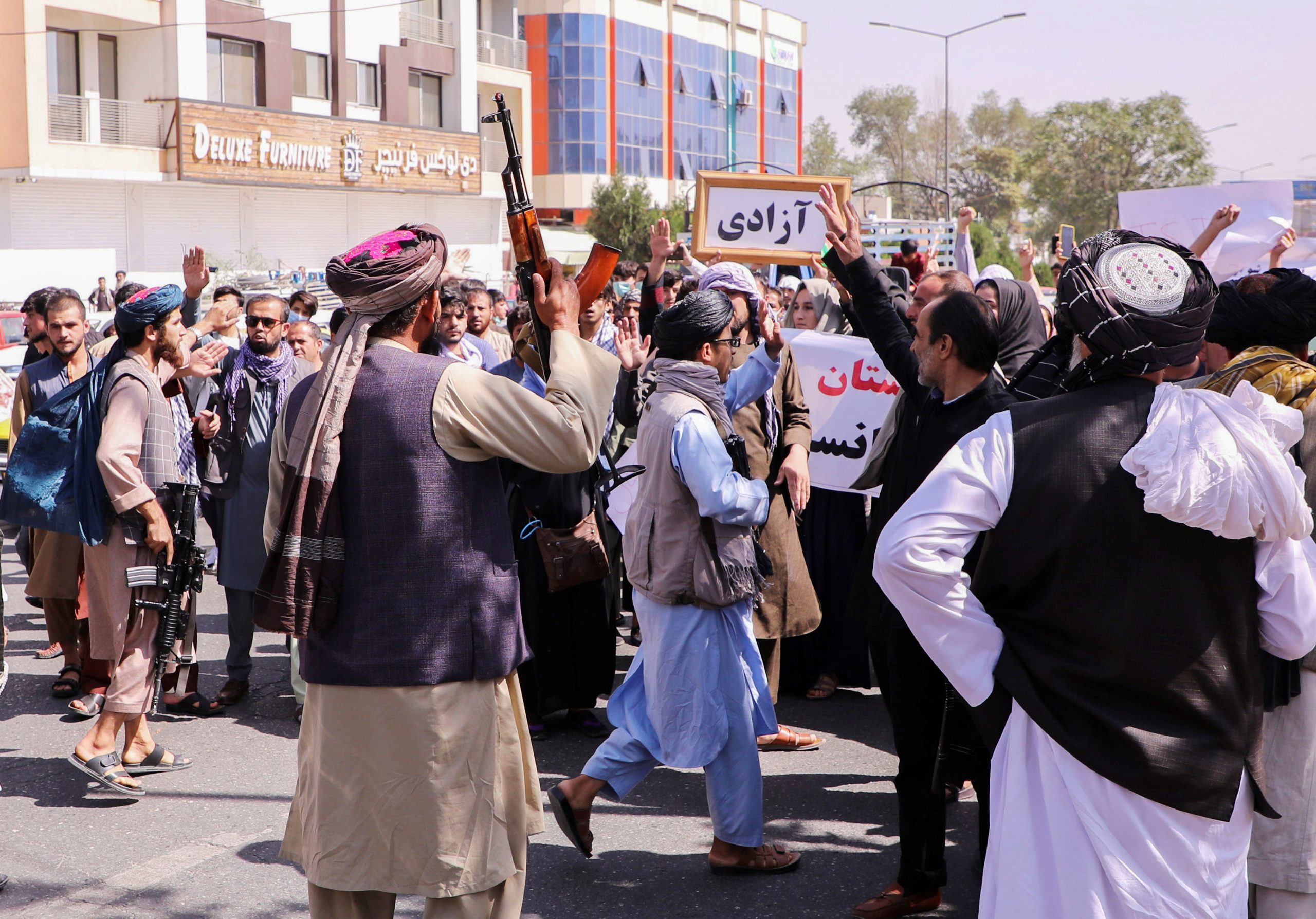 “Respuesta de talibanes a protestas  afganas es cada vez más violenta”