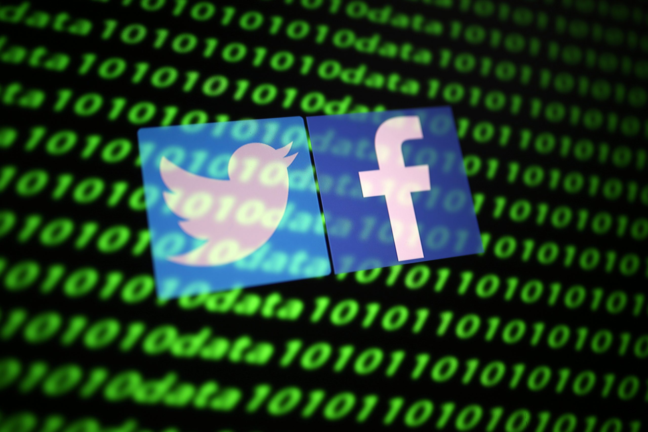 Rusia multa a Facebook y Twitter