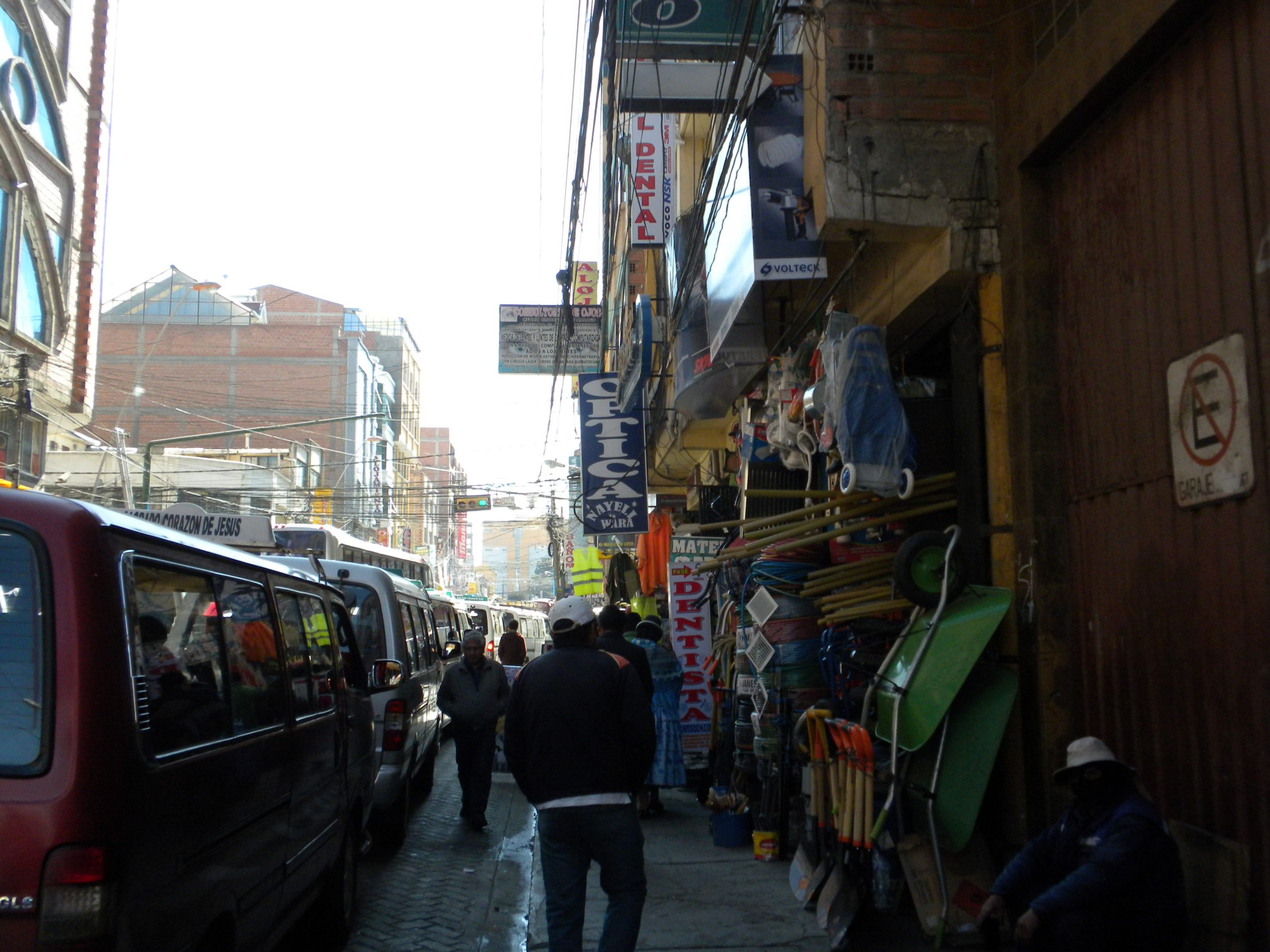 Comercio informal ocupa  aceras y calzadas en El Alto