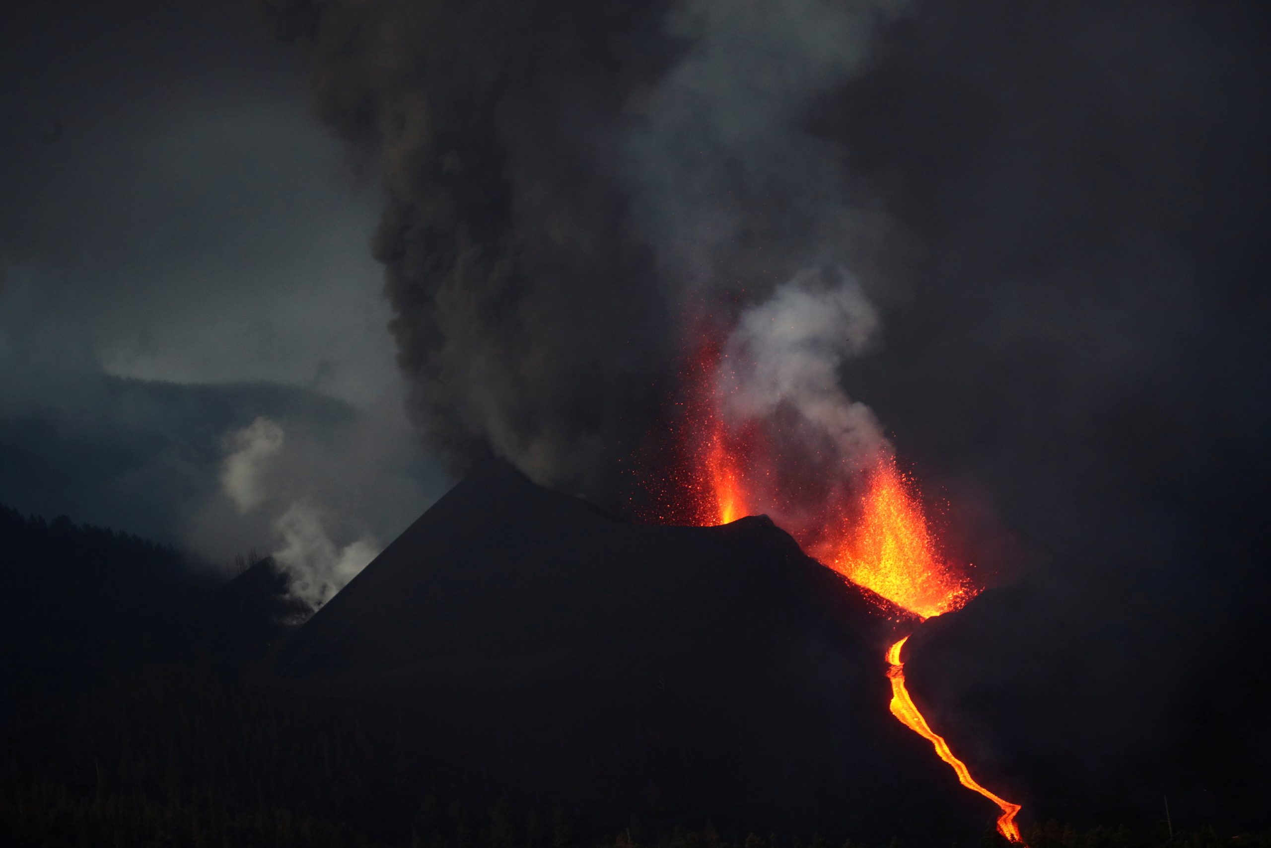 Cientos de evacuados  ante amenaza de lava