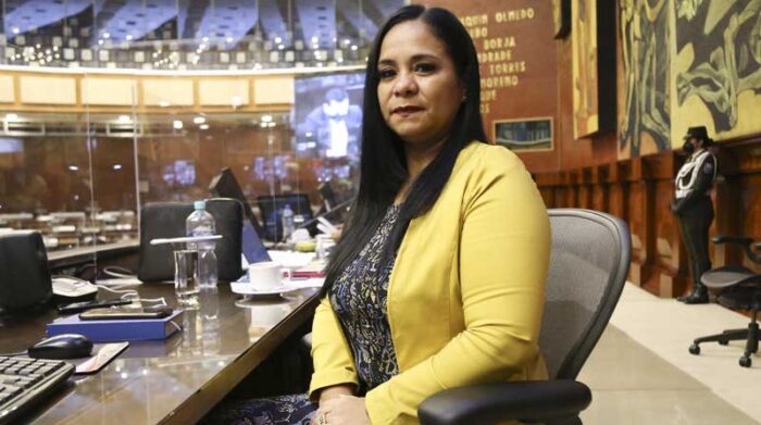 Legisladora Bella Jiménez  fue destituida por unanimidad