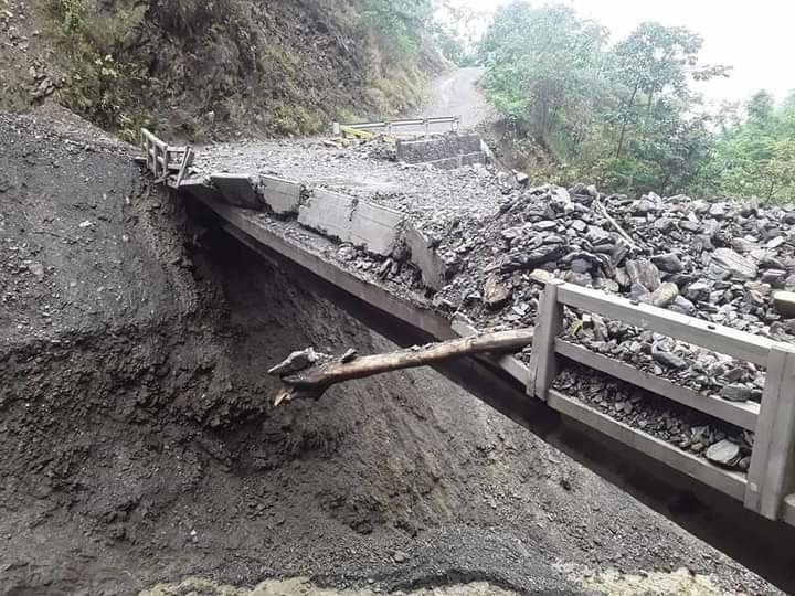 Quince sectores aislados por caída de puente en La Asunta