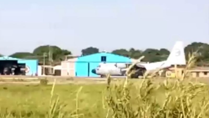 Policías trasladados en avión Hércules para desbloquear Santa Cruz