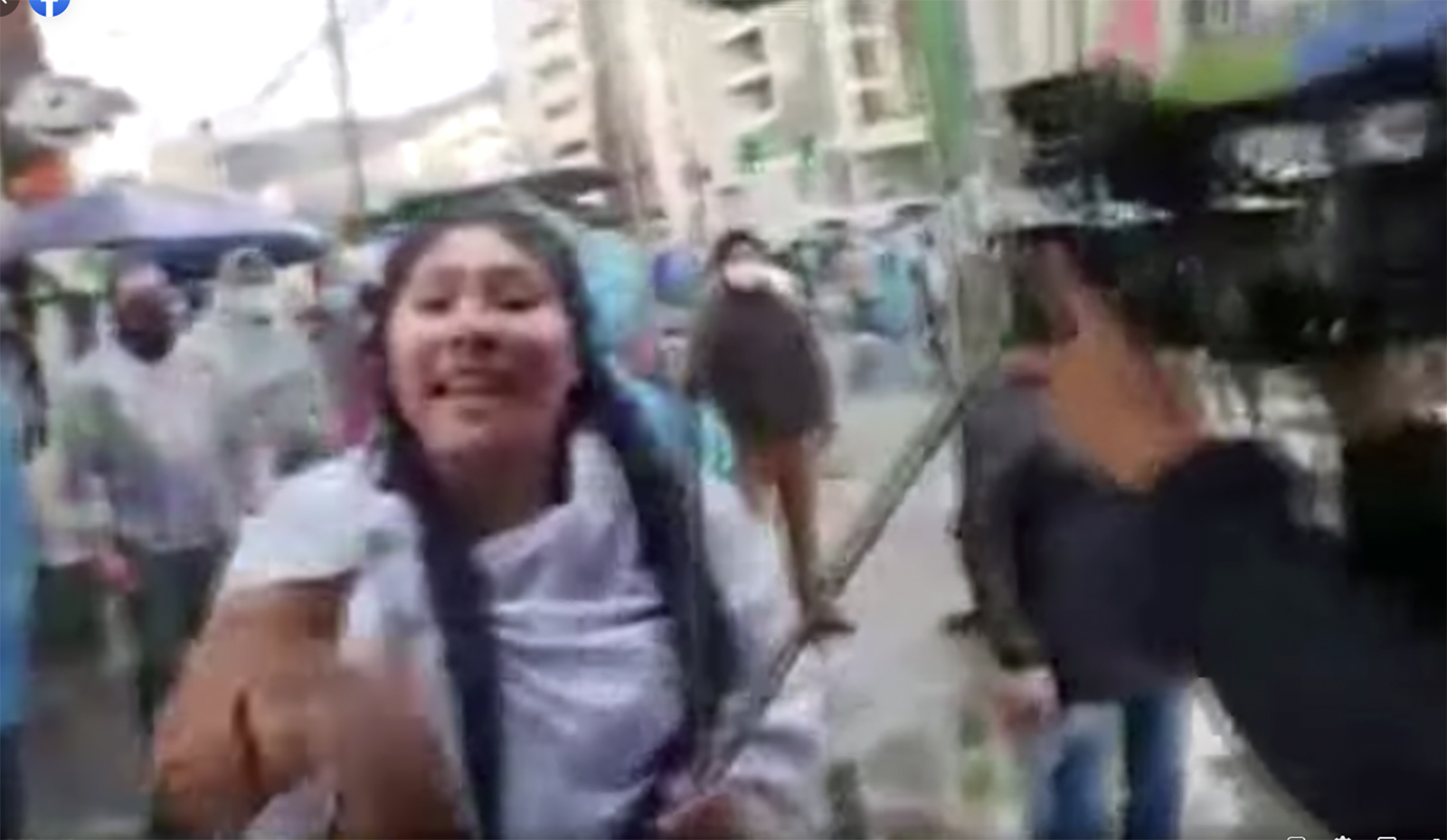 Grupos violentos atacan a periodistas durante jornada de protestas en La Paz