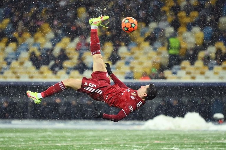 Ni la nieve impide el gol de chilena de Lewandowski