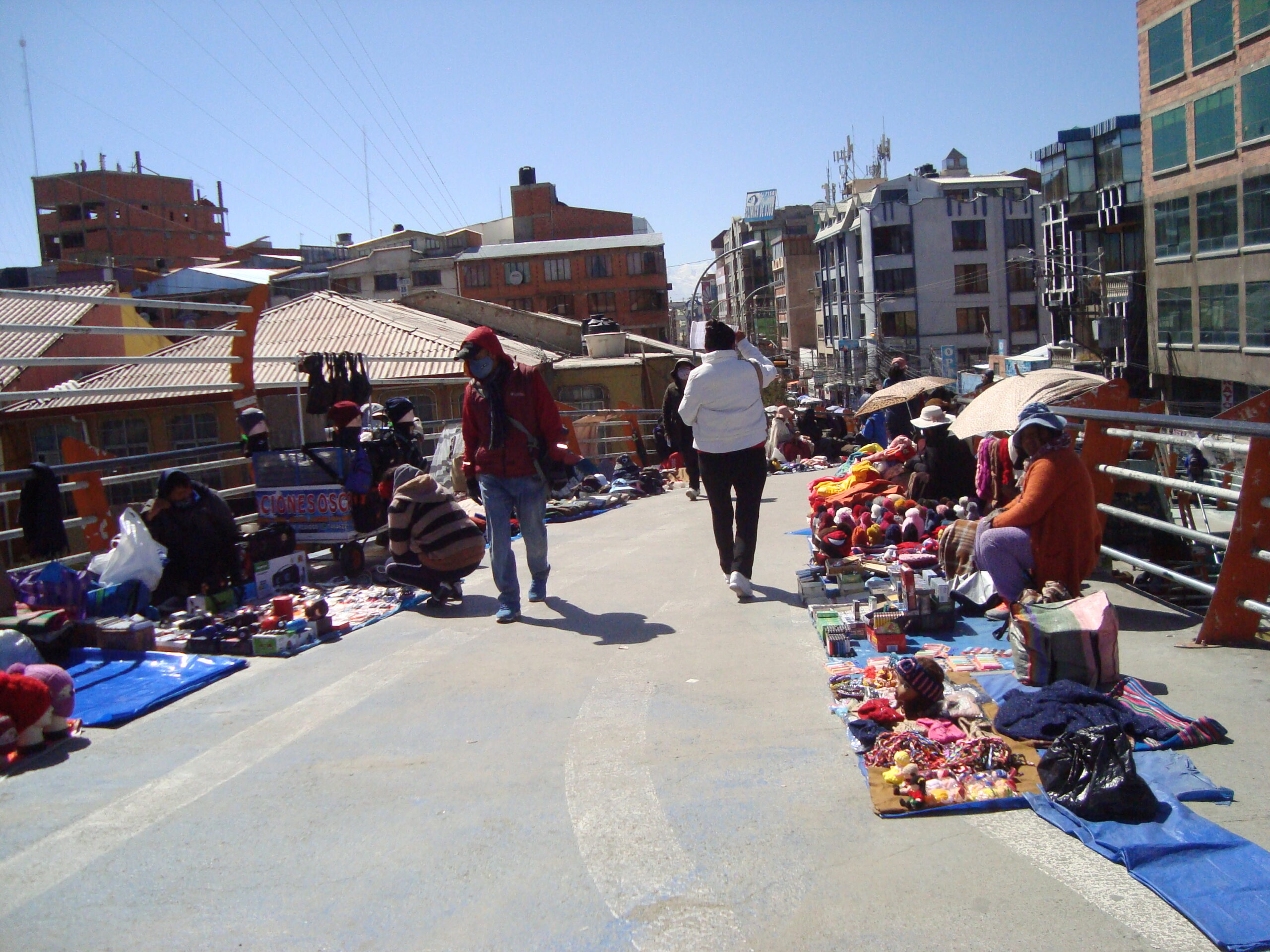 Crece comercio informal en  calles de zona 12 de Octubre