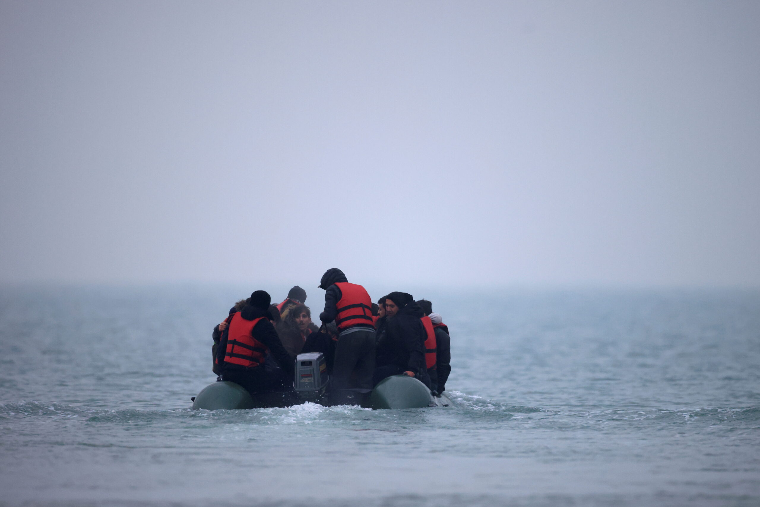 Mueren 27 migrantes al intentar  cruzar Canal de la Mancha