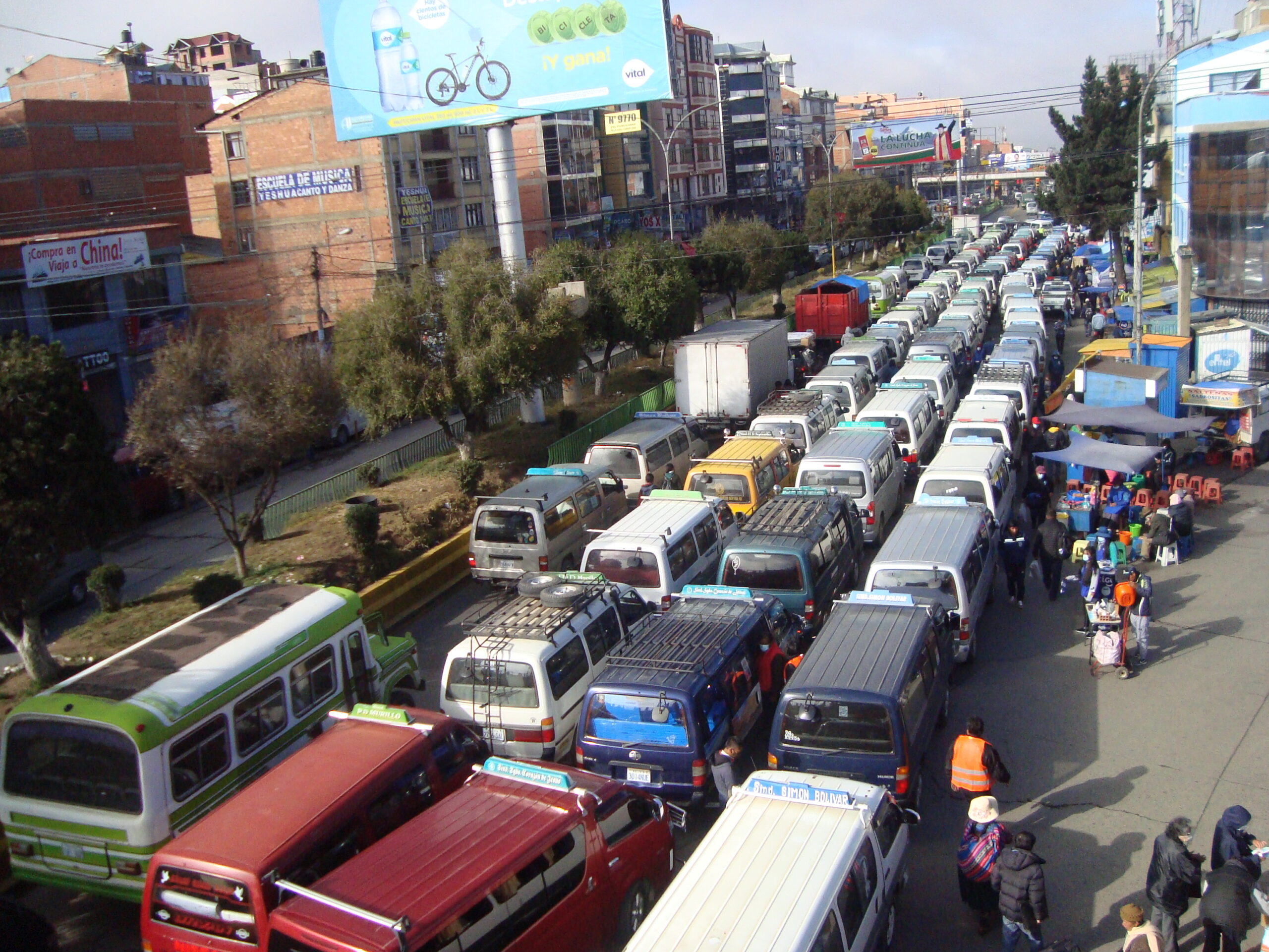 Paradas improvisadas causan congestionamiento vehicular