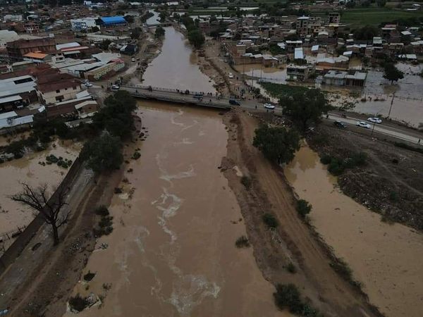Graves inundaciones afectan poblaciones del Valle Alto