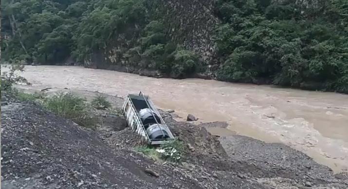 Lodo arrastra un camión en carretera a La Asunta