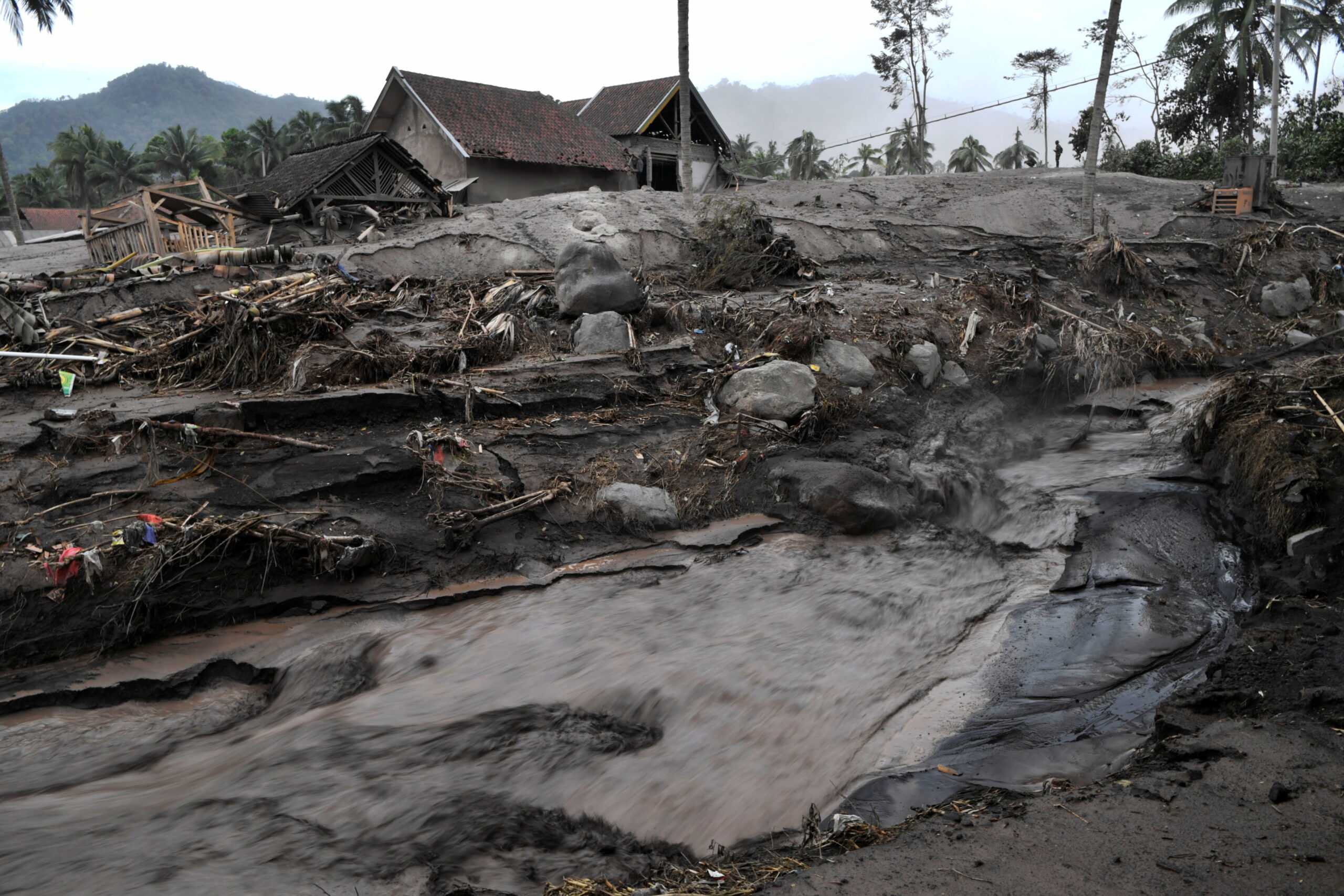 Mueren 22 indonesios  por erupción de volcán