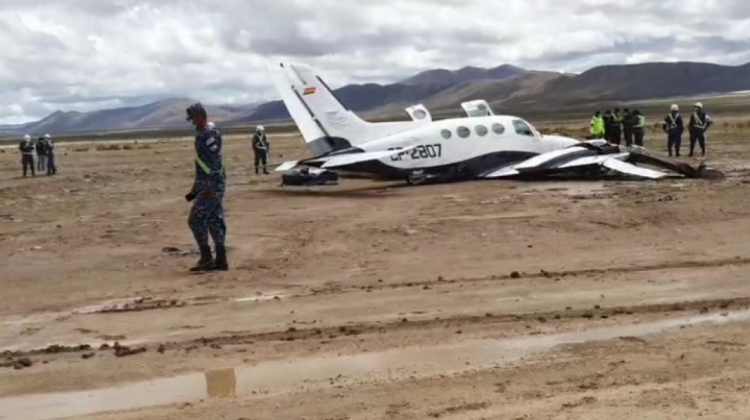 Una avioneta se precipita cerca de  Uyuni, cuatro personas están heridas
