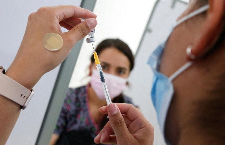 Chile inicia campaña de  vacunación con cuarta dosis