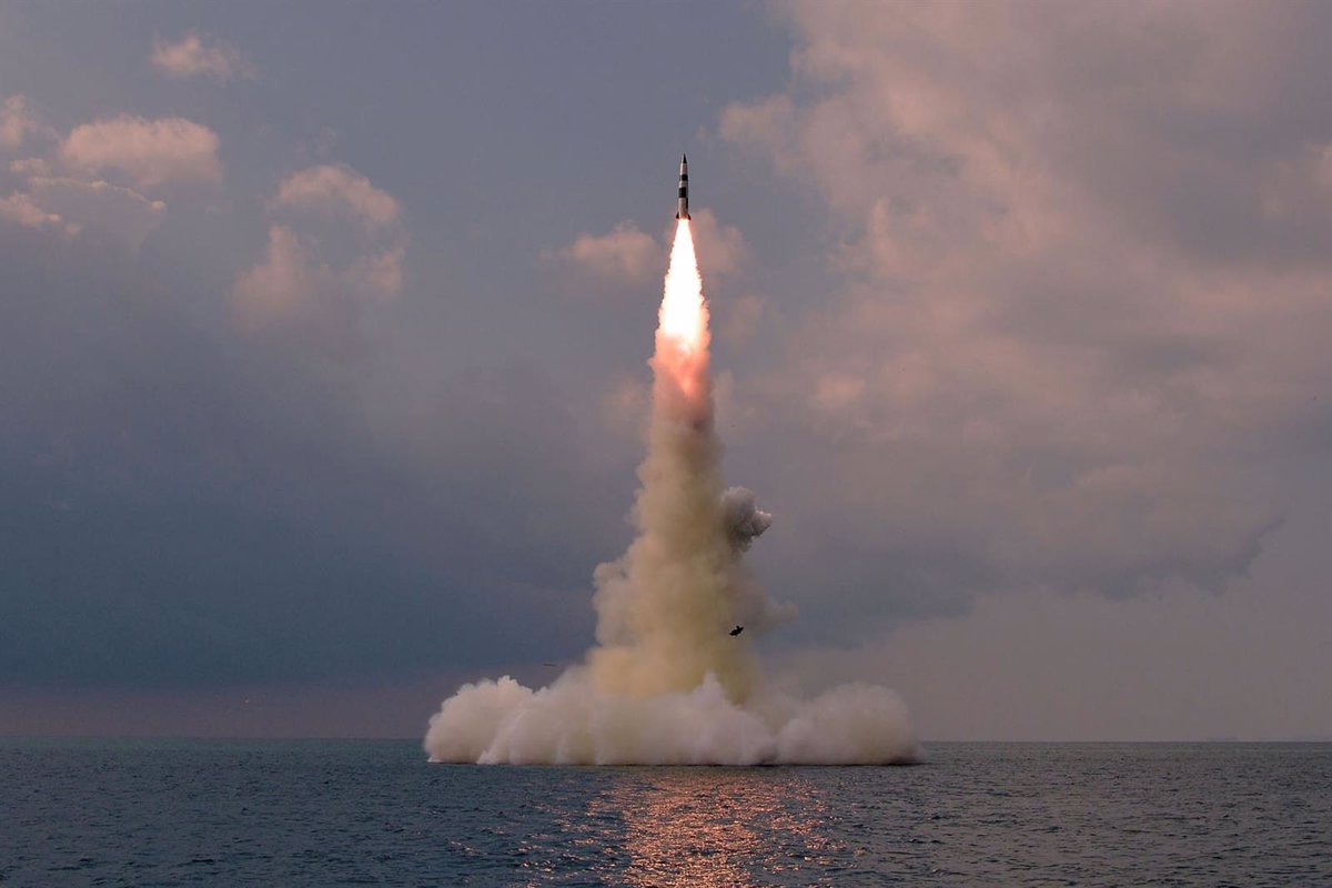 Corea del Norte dispara dos misiles