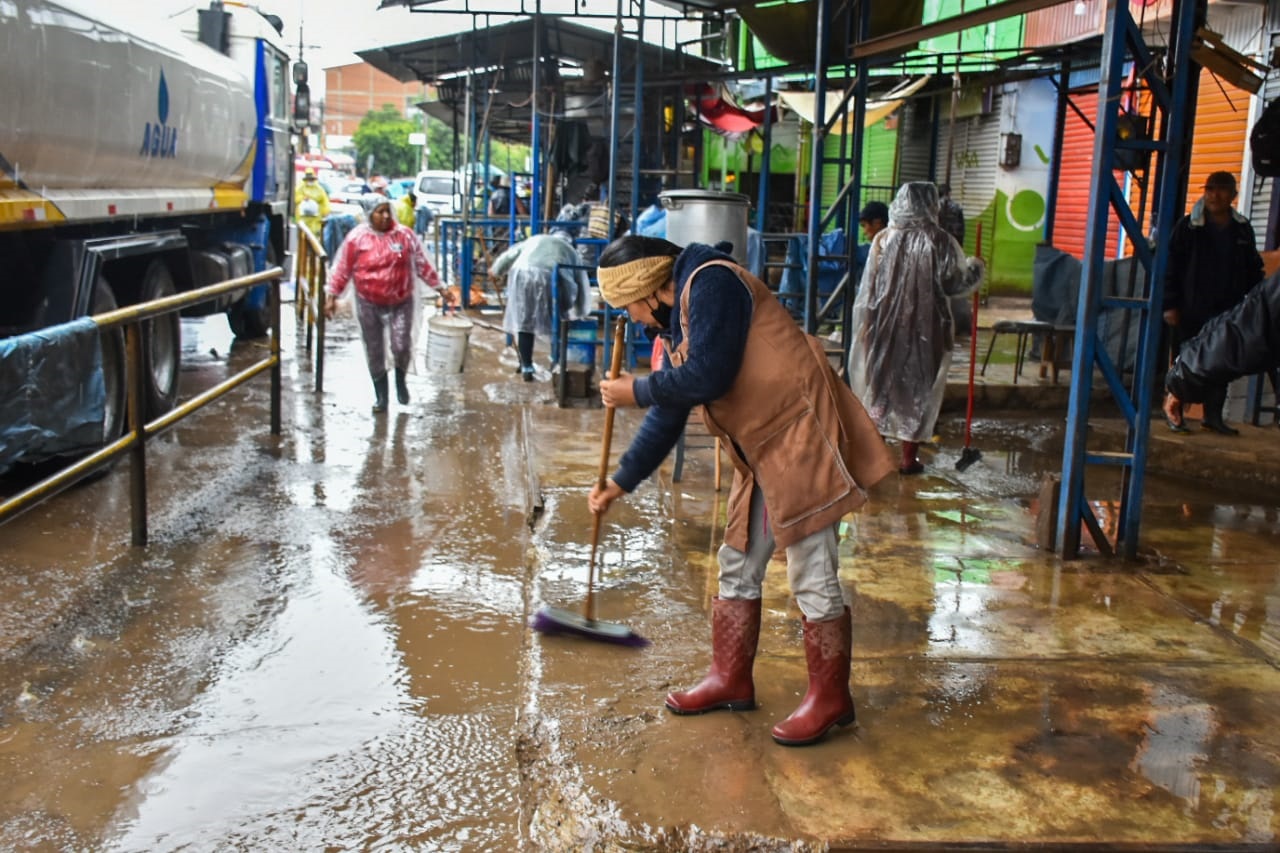 Limpian y desinfectan mercado La Pampa