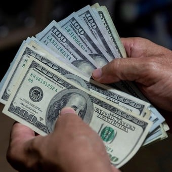 Modificación del tipo de cambio  del dólar en manos de la gente